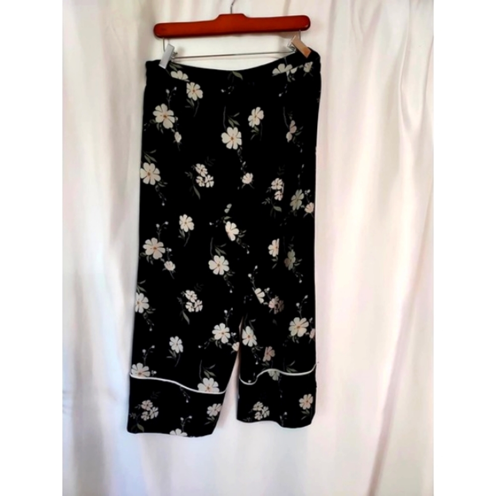 love & piece  black Spring Floral Print Capris. Size L